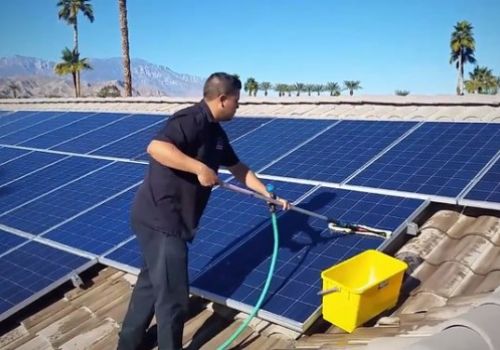 Làm sạch tấm pin mặt trời